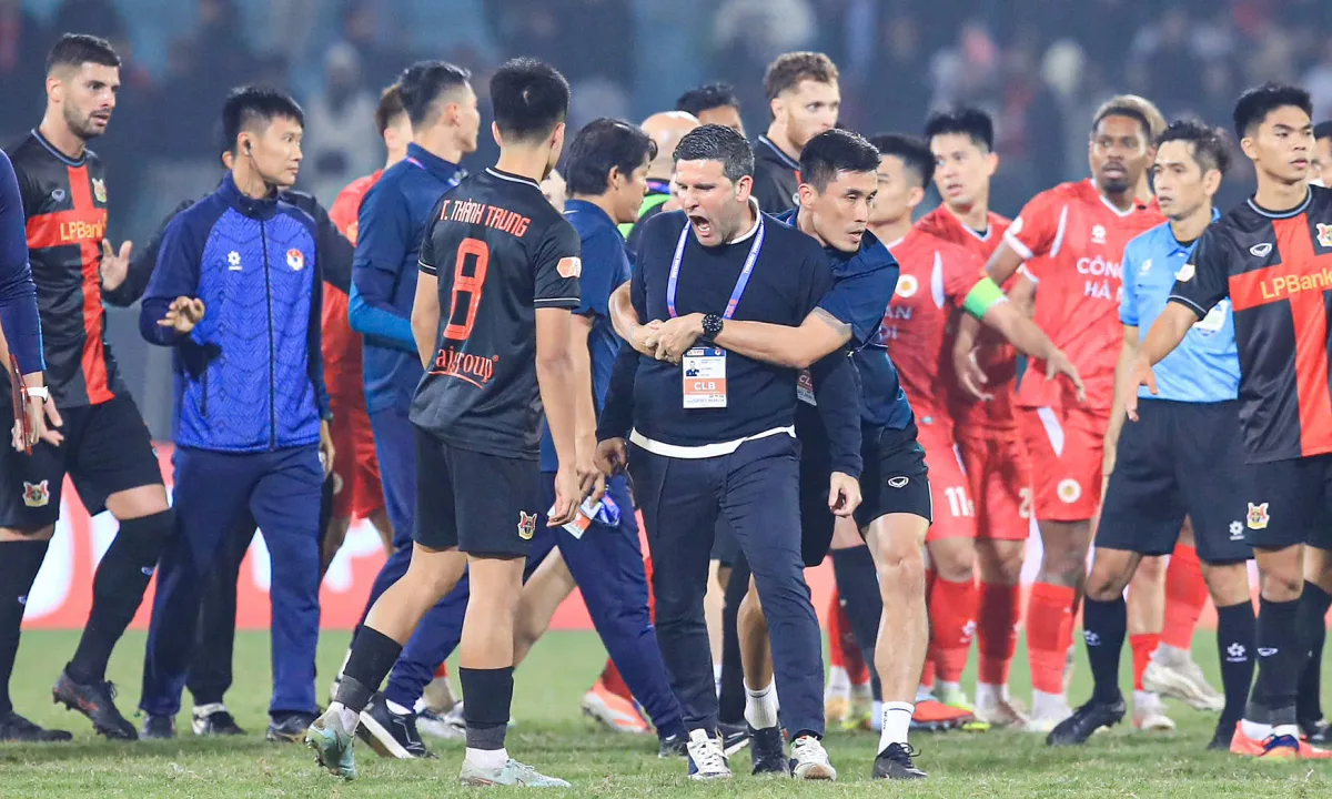 HLV CLB Ninh Bình đập bàn, chỉ trích thậm tệ trọng tài sau trận thua CAHN
